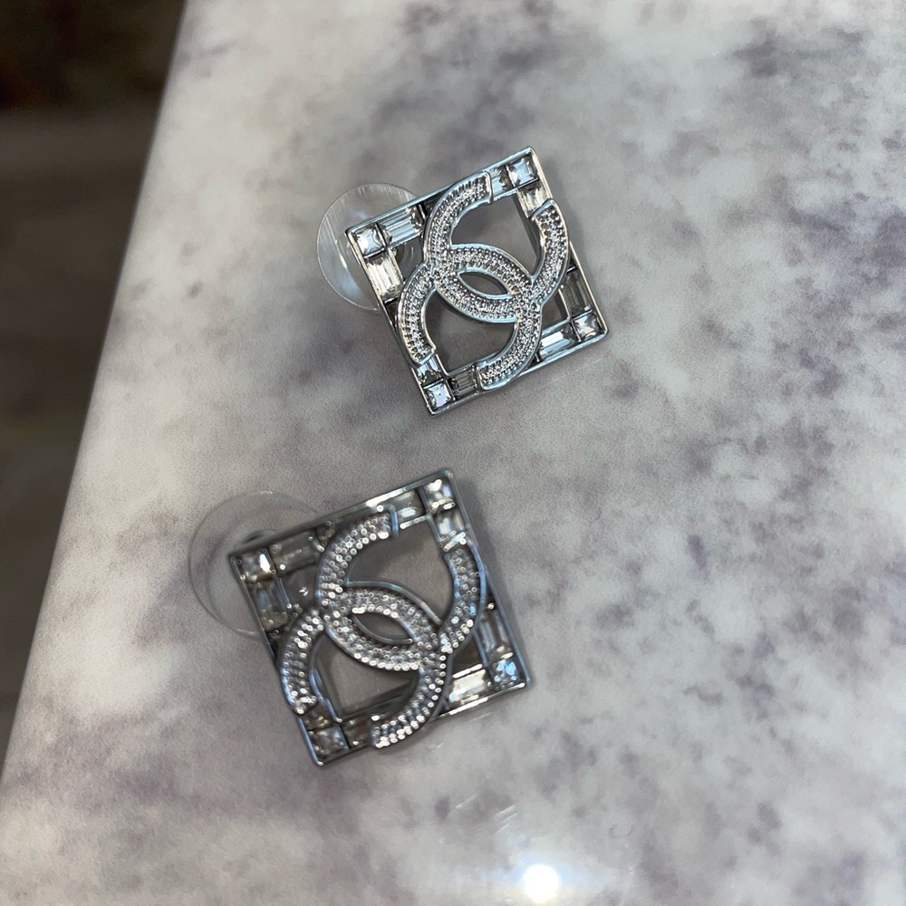 Elegant Chanel Silver tone Earrings with crystals collection 2022 - Picture 3 of 16